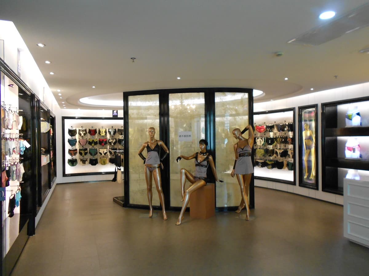 Xinnishi lingerie product showroom